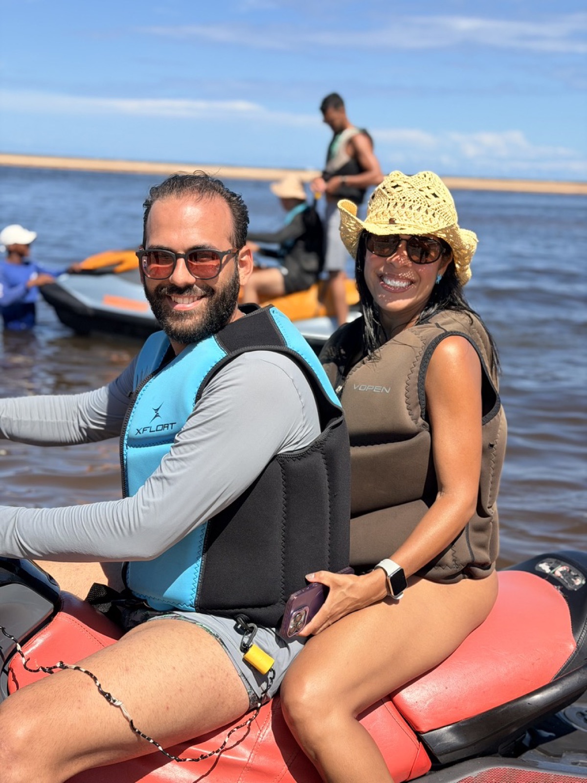 Cayque e Évelin sorrindo juntos em um jet ski